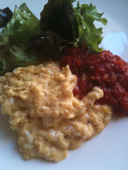 Oeufs brouillés purée de tomates