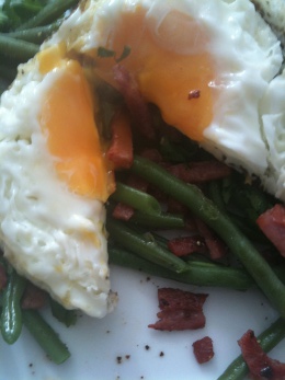 Oeuf au plat haricots verts bacon