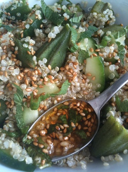 Quinoa gombos concombre sésame