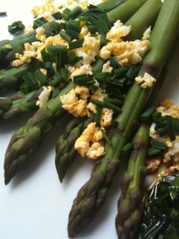 Asperges vertes oeuf mimosa vinaigrette