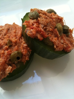 Toast concombre rillettes de thon tomates