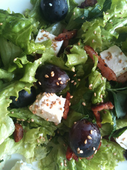 Salade raisins frais feta sésame