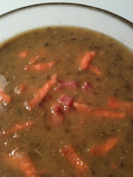 Soupe lentilles carottes lard grillé