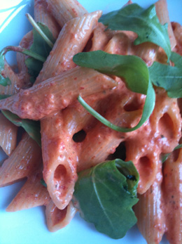 Penne crème de poivrons roquette