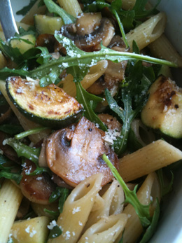 Penne courgettes champignons roquette