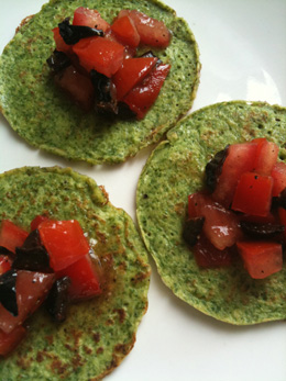 Galettes roquette tartare tomates olives noires